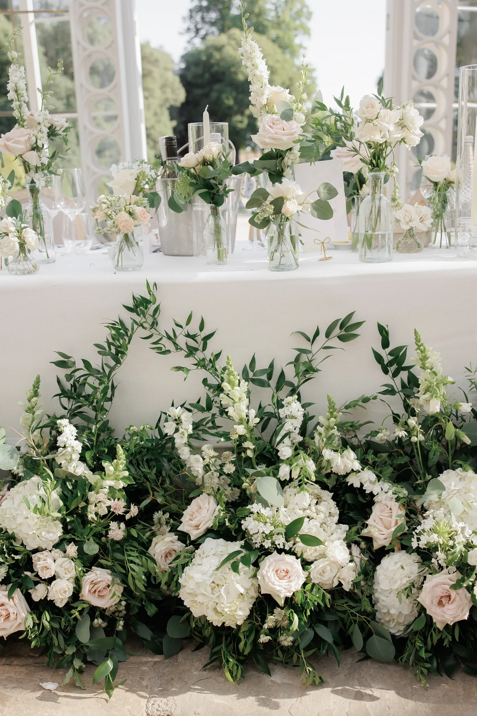 Timeless summer wedding flowers at Syon Park